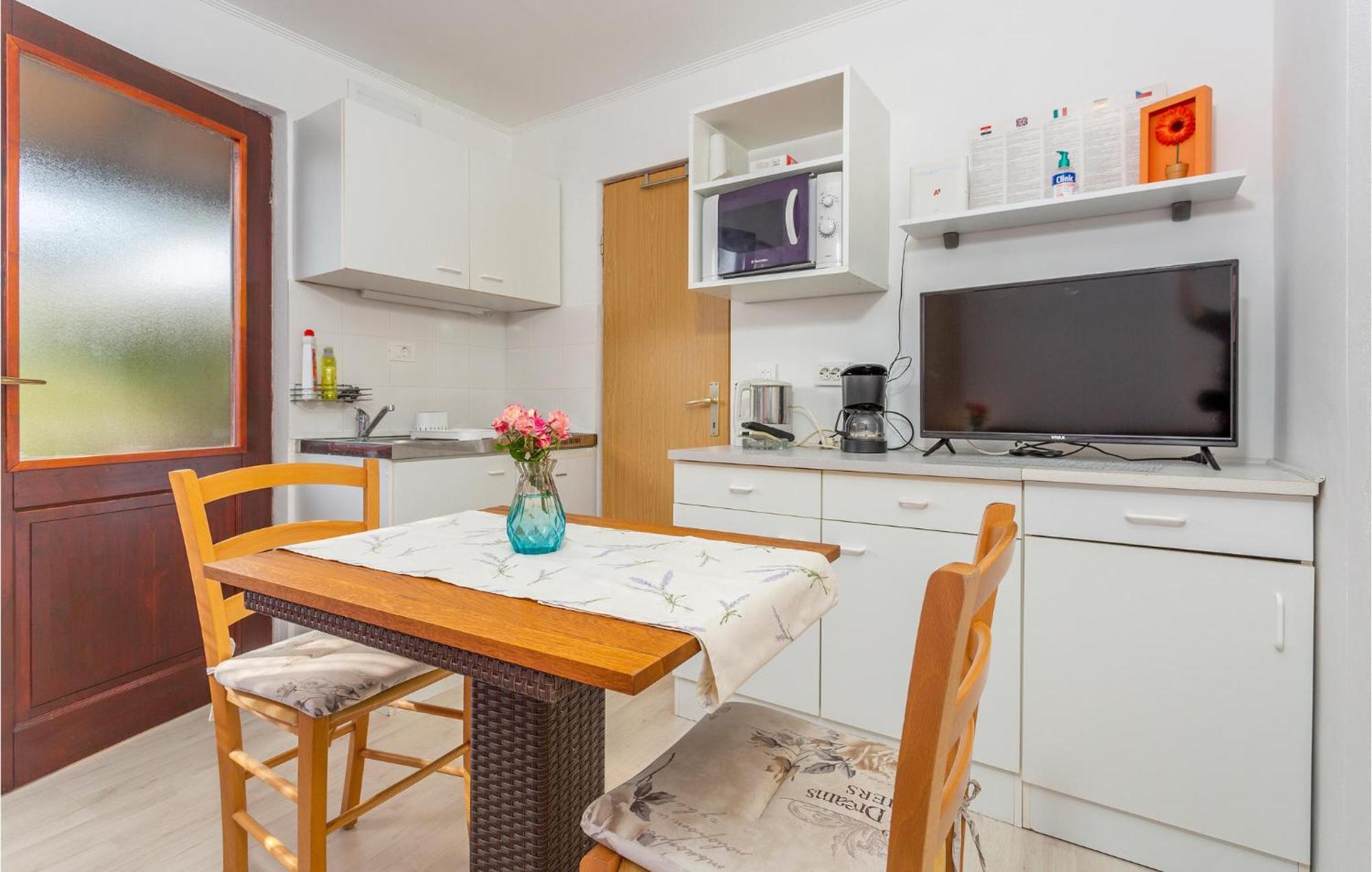 Nice Apartment In Omisalj With Wifi Esterno foto