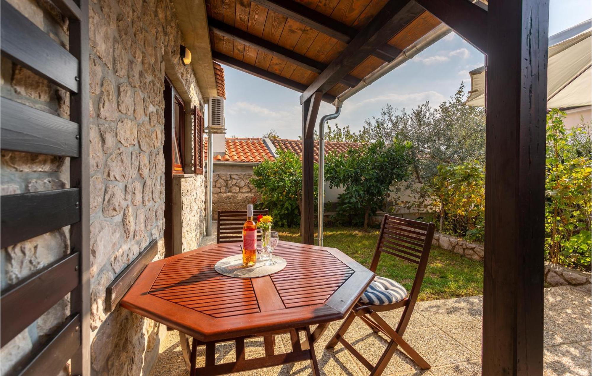 Nice Apartment In Omisalj With Wifi Esterno foto
