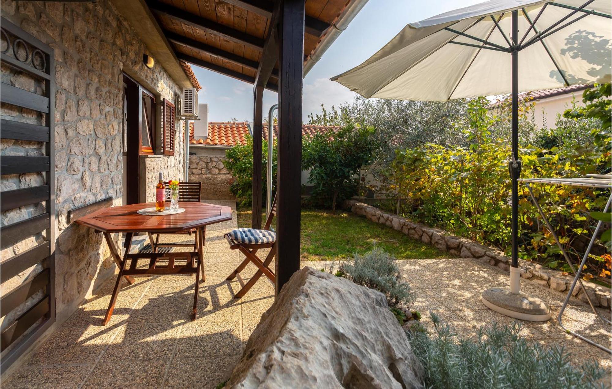 Nice Apartment In Omisalj With Wifi Esterno foto